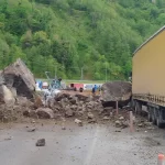Artvin’de heyelan! Yabancı tır hasar aldı!