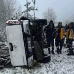 Elektrik arıza ekibi pikapla şarampole devrildi: 3 yaralı