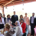 Kocaeli İzmit’te kadın muhtarlara Anneler Günü kahvaltısı