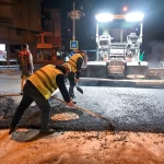 İzmir Bornova’da gece asfalt mesaisi