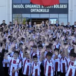 Bursa İnegölspor forması bin 100 öğrenciye dağıtıldı