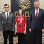 Gölcüklü şampiyon milli yüzücüden Başkan Sezer’e ziyaret