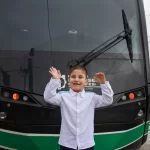 Hayal etti, 6 yaşında vatman oldu!