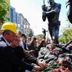 Manisa Soma’da 301 madenci karanfillerle anıldı