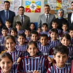 Trabzonspor sevgisi Patnoslu öğrencilere forma hediyesi getirdi